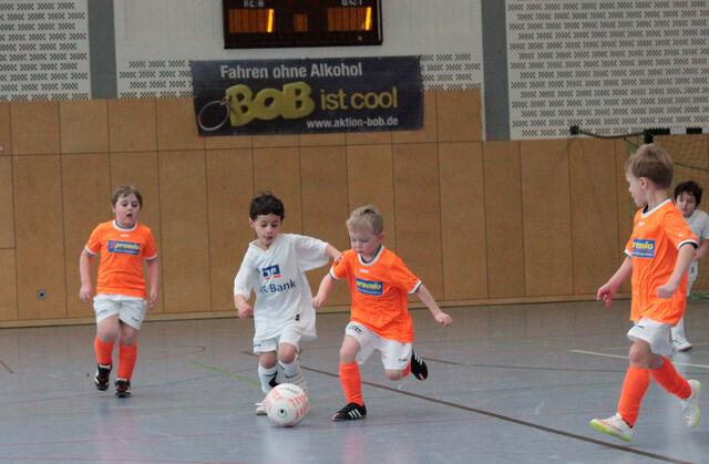 Spielszene G-Jugend Hallenturnier des FSV Buchenau am 10.01.2016 in der Hinterlandhalle Dautphetal (Foto: Dersch)
