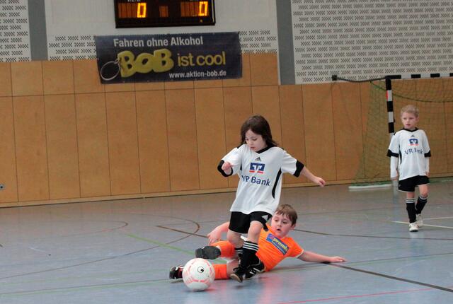 Spielszene G-Jugend Hallenturnier des FSV Buchenau am 10.01.2016 in der Hinterlandhalle Dautphetal (Foto: Dersch)