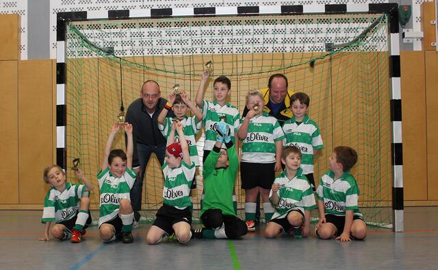 Nach der Siegerehrung F-Jugend Hallenturnier des FSV Buchenau am 10.01.2016 in der Hinterlandhalle Dautphetal (Foto: Dersch)