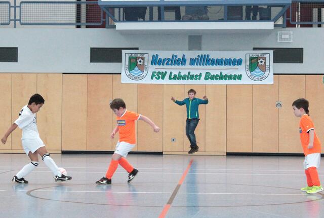 Spielszene G-Jugend Hallenturnier des FSV Buchenau am 10.01.2016 in der Hinterlandhalle Dautphetal (Foto: Dersch)