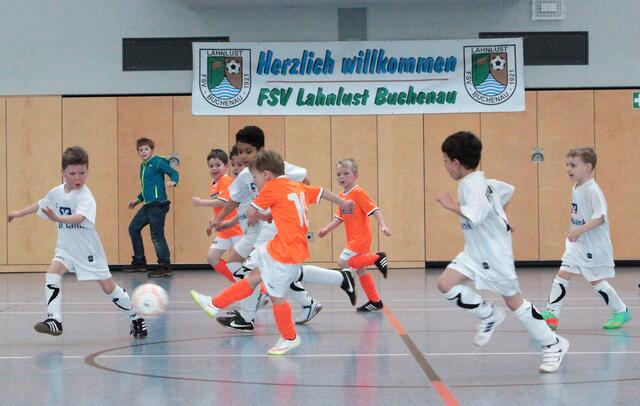 Spielszene G-Jugend Hallenturnier des FSV Buchenau am 10.01.2016 in der Hinterlandhalle Dautphetal (Foto: Dersch)