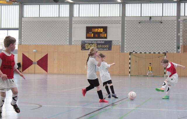 Spielszene G-Jugend Hallenturnier des FSV Buchenau am 10.01.2016 in der Hinterlandhalle Dautphetal (Foto: Dersch)