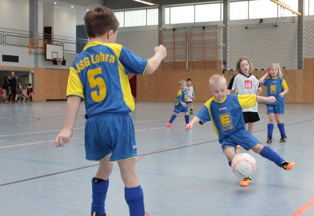 Spielszene G-Jugend Hallenturnier des FSV Buchenau am 10.01.2016 in der Hinterlandhalle Dautphetal (Foto: Dersch)