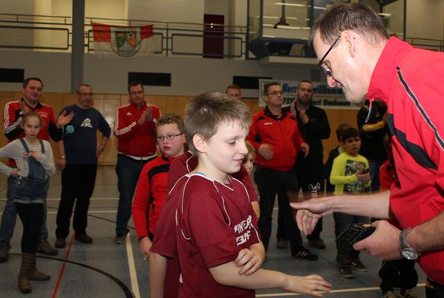 Siegerehrung F-Jugend Hallenturnier des FSV Buchenau am 10.01.2016 in der Hinterlandhalle Dautphetal (Foto: Dersch)