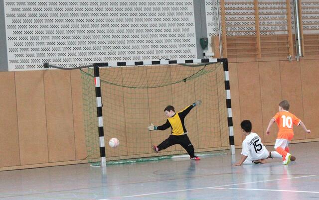 Spielszene G-Jugend Hallenturnier des FSV Buchenau am 10.01.2016 in der Hinterlandhalle Dautphetal (Foto: Dersch)