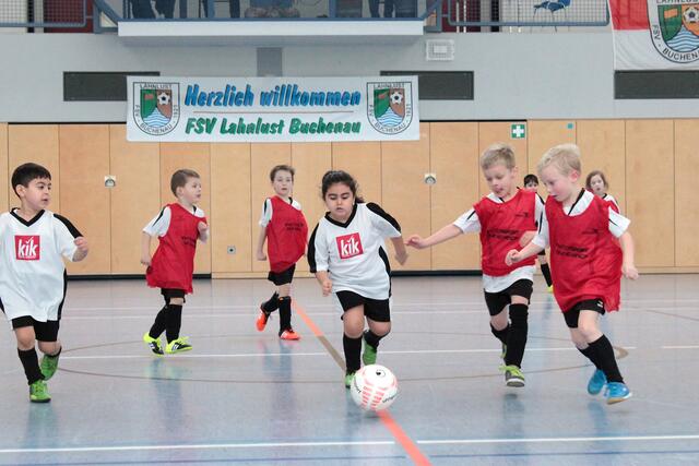 Spielszene G-Jugend Hallenturnier des FSV Buchenau am 10.01.2016 in der Hinterlandhalle Dautphetal (Foto: Dersch)