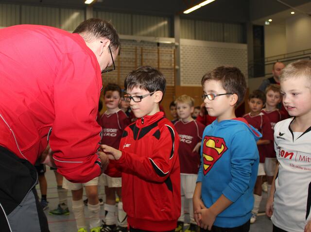 Siegerehrung F-Jugend Hallenturnier des FSV Buchenau am 10.01.2016 in der Hinterlandhalle Dautphetal (Foto: Dersch)