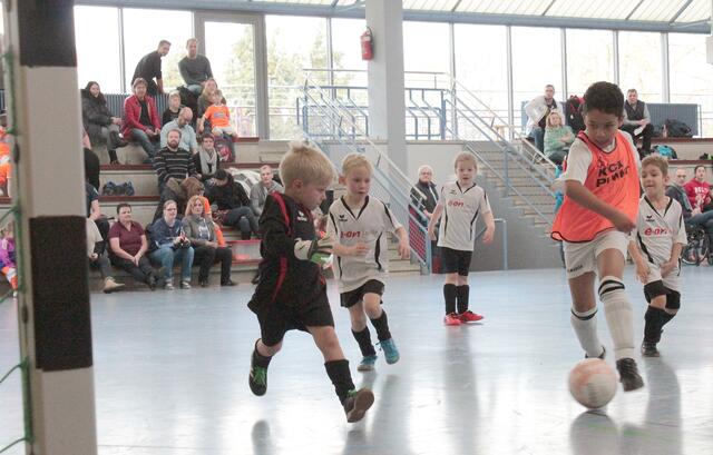 Spielszene G-Jugend Hallenturnier des FSV Buchenau am 10.01.2016 in der Hinterlandhalle Dautphetal (Foto: Dersch)