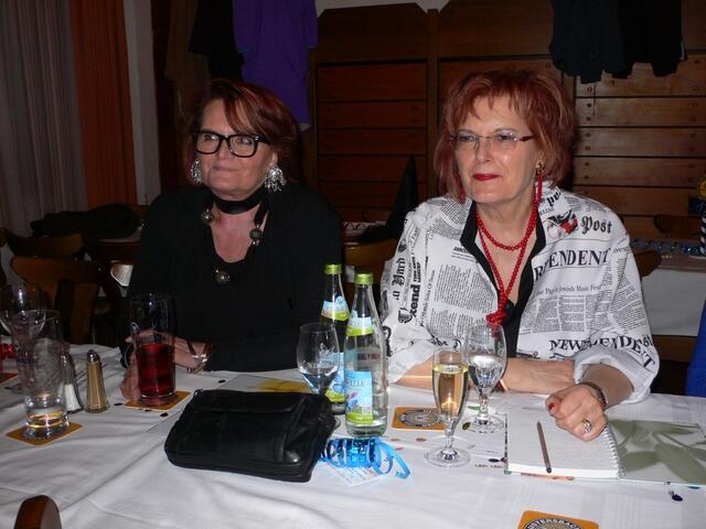 Lady in Black und Reporterin | Foto: Manfred Gallitzendörfer