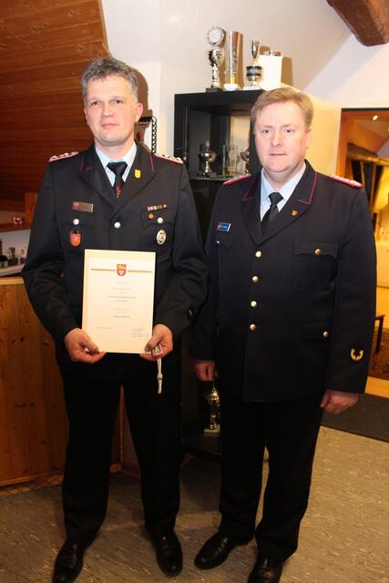 Zum Brandmeister befördert: Oliver Jänsch mit BA III Eric Pahlke