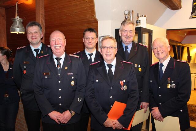 Oliver Jänsch und Raimund Feist mit den Geehrten Andreas Kleuker, Ernst-Heinrich Kreimeyer, Jürgen Lampe und Fritz Heuer