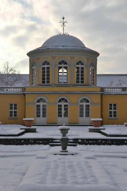 Über dem Schmuckhof des Berggartens liegt eine weiße Decke (Foto: Katja Woidtke)