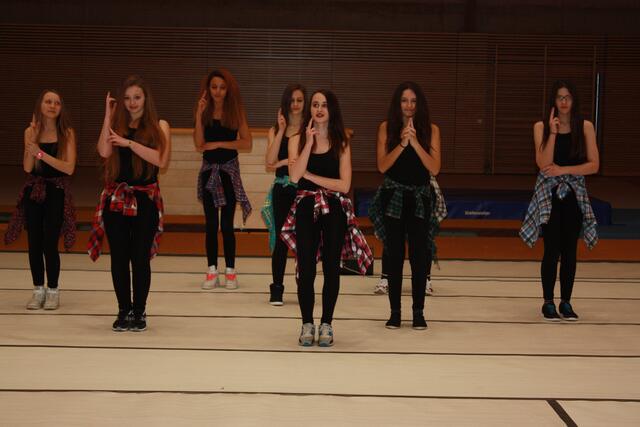 Auftritt der Tanzgruppe der Mittelschule