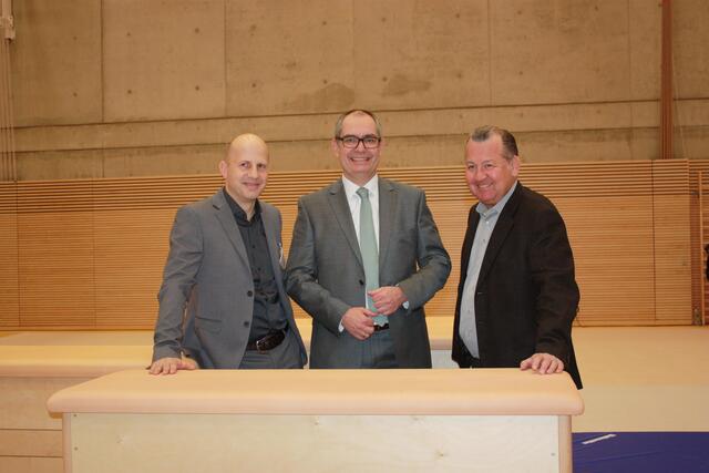 Bürgermeister Michael Wörle (Mi.) mit Projektleiter Thomas Weitzel (l.) und Stefan Behnisch (beide Behnisch Architekten)