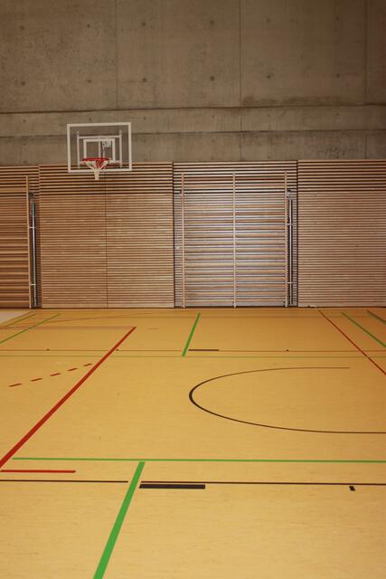 Gelb statt grau: Der Hallenboden soll freundlich wirken