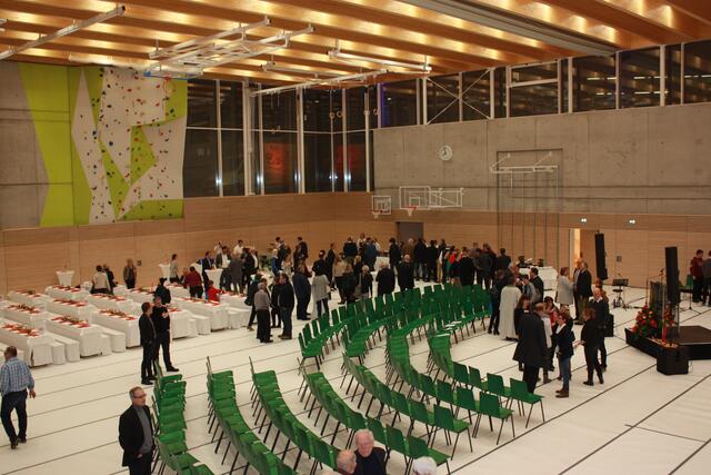 Turnhalle mit der Kletterwand im Hintergrund