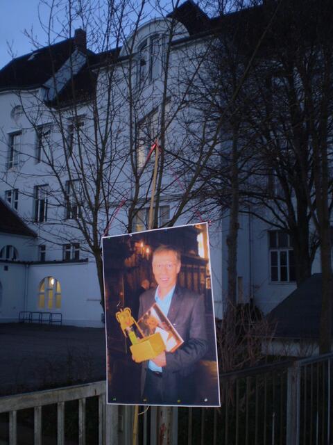 Bilddokument "Bürgermeister Dr. Carsten Sieling mit der Max-Zuckerberg-BAKI im Bremer Rathaus am 1. Januar 2016" vor dem Erdbunker für Schulkinder beim Schulmuseum Bremen