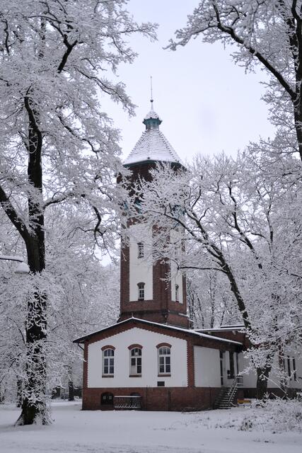 Immer wieder ein Hingucker ... der Wasserturm in Langenhagen hat eine lange Geschichte. Heute wird er von der NVL genutzt. Bekannt wurde er durch die Live-Videoübertragungen der Falkenbrut...Mehr darüber hier: http://www.falkenfernsehen.de/html/wasserturm.htm