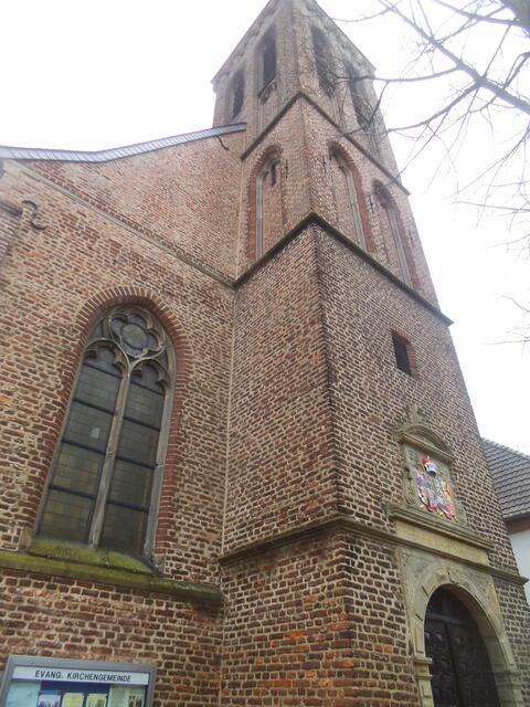 dies hier ist die leider abgeschlossene evangelische Kirche