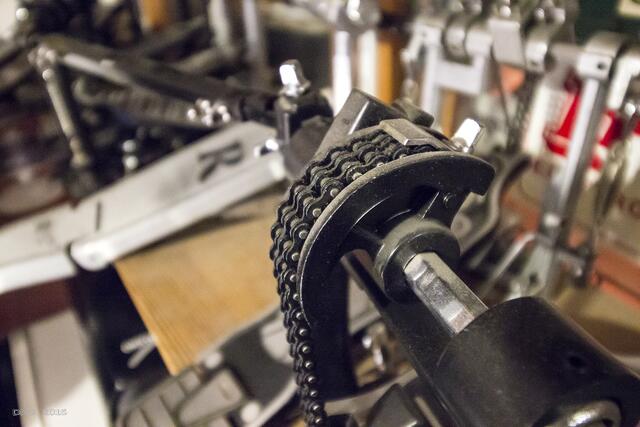 Musik hat manchmal auch mit Schwermechanik zu tun: Detail einer Fußmaschine, mit der der Schlagzeuger z.B. die Basstrommel bedient.