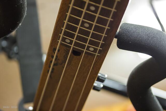 Griffbrett eines minimalistischen E-Basses