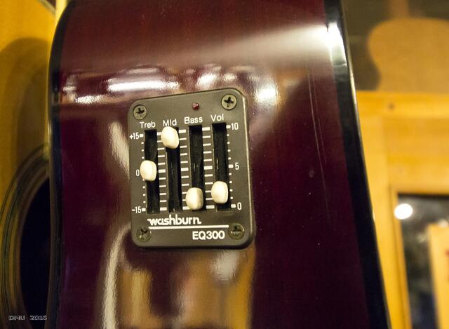 Ein Washburn Equalizer an einer akustischen Gitarre