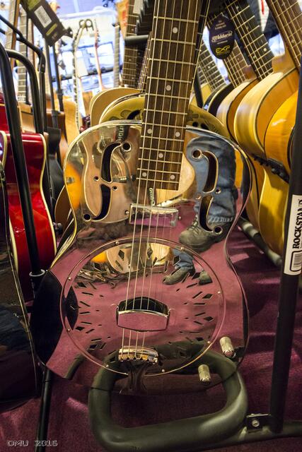 Eine Resonator-Gitarre mit Metallbody