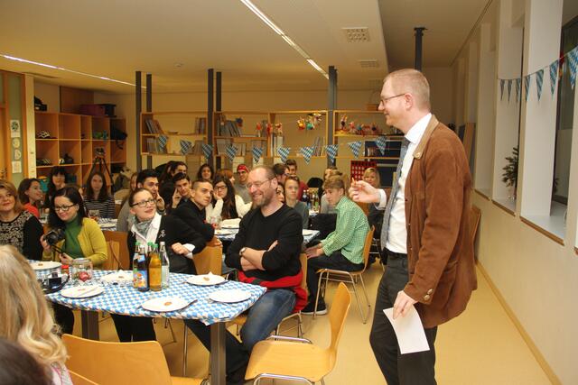 Zünftig ging es am nächsten Morgen mit einem bayrischen Frühstück weiter, hier Rektor Michael Kühn bei der Begrüßung