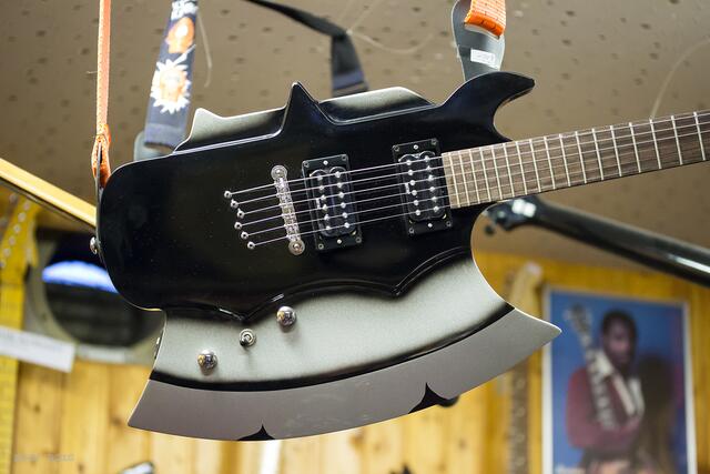 Die Haarmann-Gitarre ;-DNicht-Hannoveraner werden es schwer verstehen. Guckst Du: https://www.youtube.com/watch?v=8vYvzZLRYJQ Vorsicht, pechschwarzer Humor ...