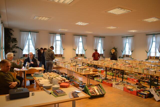den ganzen Tag über strömten Besucher zum Bücherflohmarkt