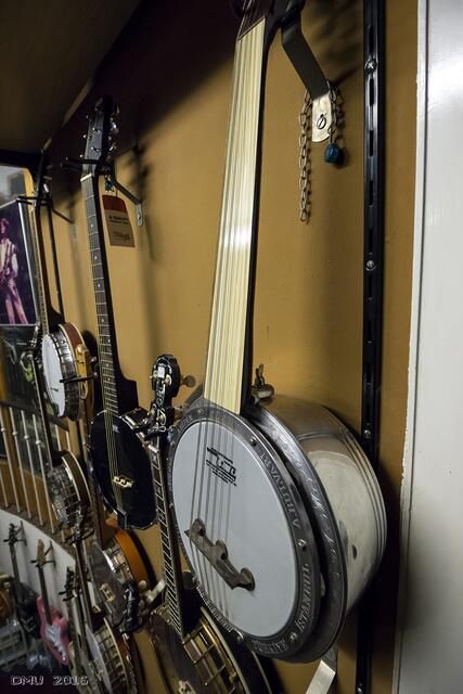 Die Cümbüş hat keine Bünde am Griffbrett. Das Griffbrett ist abschraubbar (man beachte die Flügelmutter), dadurch ist das instrument einfacher zu transportieren.