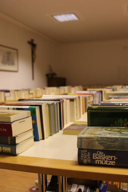 im zweiten Stock wurden Bücher aus verschiedenen Bereichen angeboten
