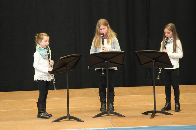 Schon das jüngste der insgesamt neun Ensembles aus Wertingen, die zum ASM-Verbandsentscheid angetreten waren, erreichte hervorragende Ergebnisse: Mit 97 von 100 Punkten qualifizierte sich in der Altersgruppe I (Jahrgang 2005 und jünger) das Klarinettentrio mit (von links) Klara Amann, Hannah Bunk und Nina Hillenbrand für den bayerischen Landeswettbewerb.