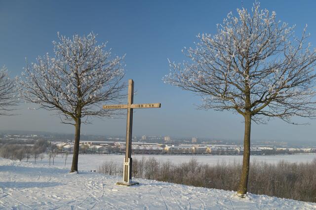 Das Gipfelkreuz steht 118 M ü NN