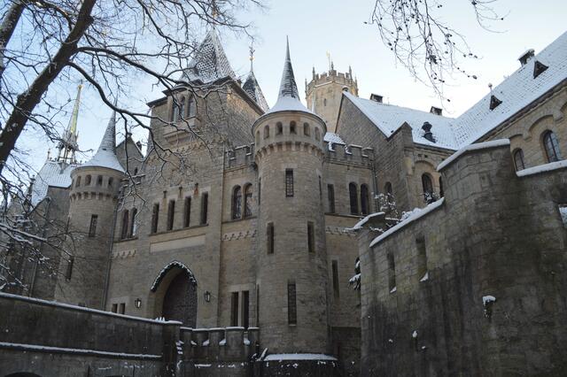 Im Winter nur Sa und So von 11-16 Uhr geöffnet. Einmal drumrum geht trotzdem.