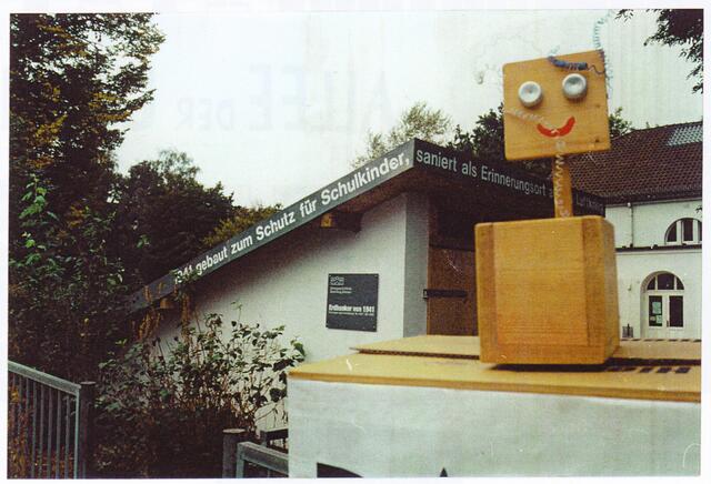 Bremer Aktion für Kinder (BAKI) am 16. Oktober 2006 vor dem Erdbunker für Schulkinder aus dem Jahre 1941 beim Schulmuseum Bremen