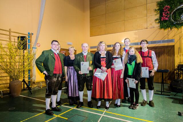 Ehrungen beim Jubiläumskonzert: (v.l.) Vorstand Ulrich Riemensperger, Johannes Stuhler, Bezirksvorsitzende Angela Ehinger, Ludwig Emminger, Katrin Sindl, Melanie Liebischer, Bez.Jugendleiter Manfred Wagner, Anna-Lena Gail, Jonas Moderer | Foto: Rainer Guttroff