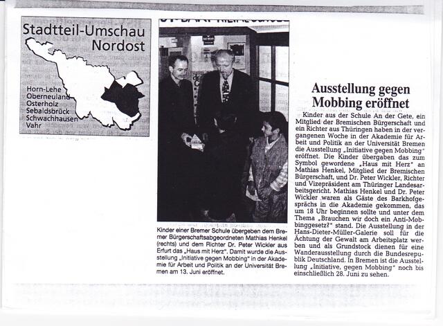 Bildunterschrift: Kinder einer Bremer Schule übergaben dem Bremer Bürgerschaftsabgeordneten Mathias Henkel (rechts) und dem Richter Dr. Peter Wickler aus Erfurt das "Haus mit Herz". Damit wurde die Ausstellung "Initiative gegen Mobbing" in der Akademie für Arbeit und Politik an der Universität Bremen am 13. Juni eröffnet.