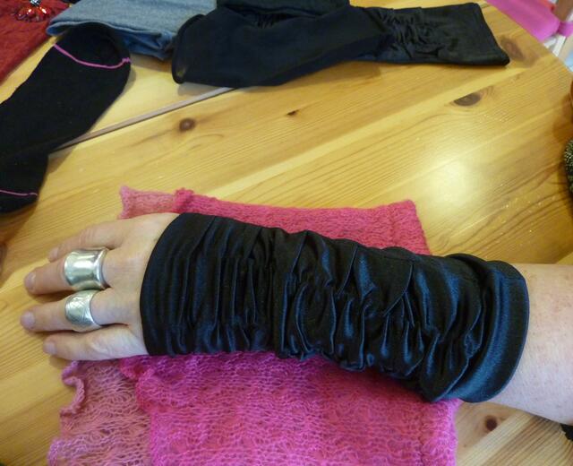 Die Raffung gehörte mal zu einem Karnevalshandschuh.