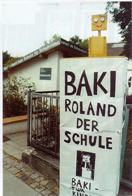 Werbeträger "BAKI" aus der Bremer Schule - hier am 6. Oktober 2006 vor dem Erdbunker für Schulkinder aus dem Jahre 1941 vor dem Schulmuseum Bremen