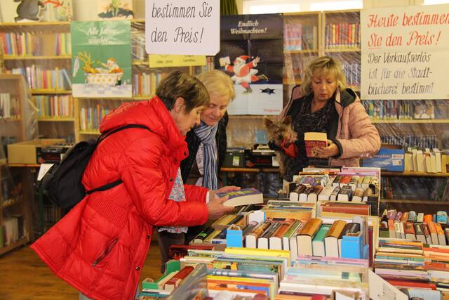 Bücherflohmarkt in den Räumen der Stadtbücherei.