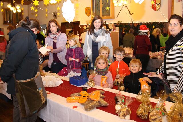 Die Kindergarten-Familie mit Kindern, Eltern und Leitung war erstmals im Saal mit einem Stand dabei.