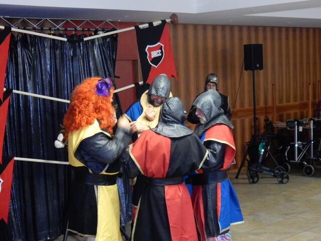 ... die Rote Brunhilde mit Angebetetem ...