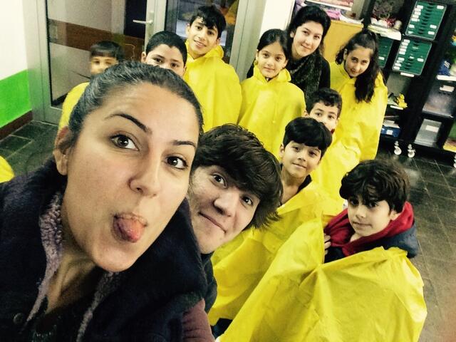 Betreuer mit "gelben Engeln" bei Regen | Foto: Dennis Feiner