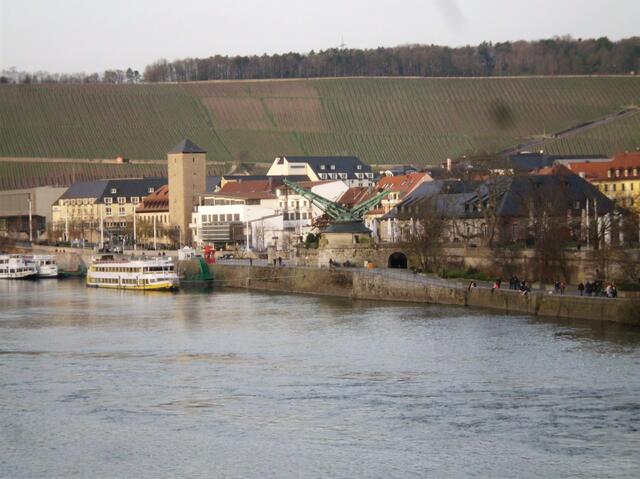 Blick auf die Main-Promenade mit dem "Alten Kranen" am Kranenkai, die Schiffsanlegestelle und Weinhänge