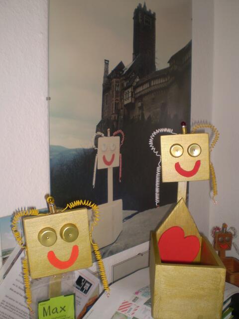 Der "Bremer Kopf des Jahres 2016" (links) neben dem BAKI-Award 2016 - im Hintergrund die "Wartburg-BAKI" und die "Jan-BAKI"