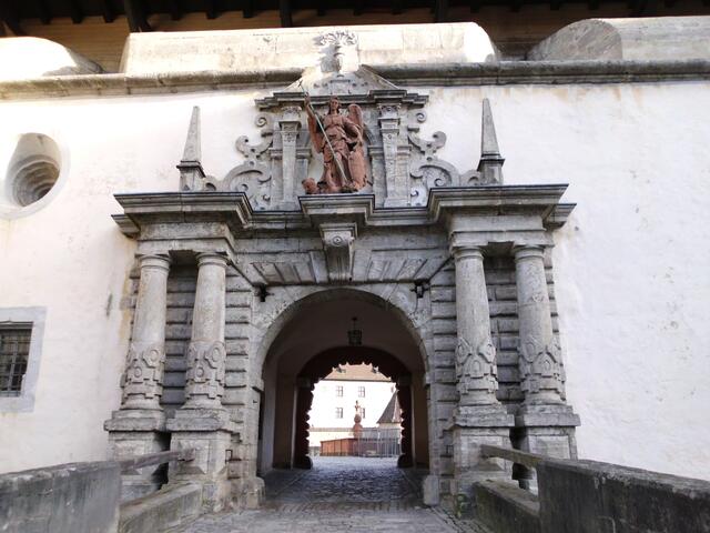 Das Echtertor zum Burghof - über dem Tor Erzengel Michael