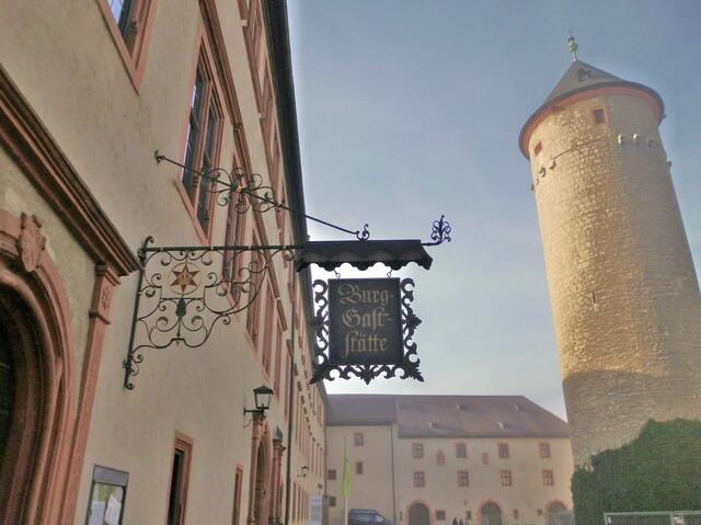 Bergfried und Burggaststätte