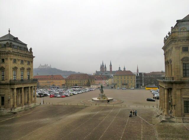 Blick aus der Residenz über den St. Kiliansdom -  in der Ferne die Festung Marienberg