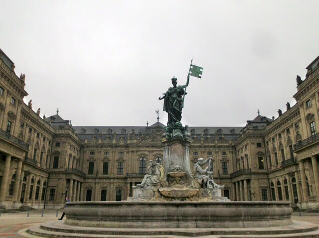 Die Residenz zu Würzburg mit Frankonia-Brunnen